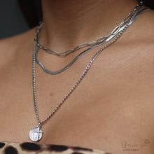 Load image into Gallery viewer, Paperclip necklace
